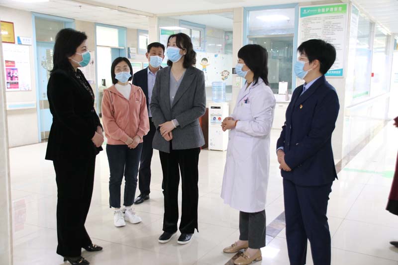 2023年3月31日，臨沂高新區(qū)黨工委委員魏克慧（右三）一行蒞臨兒童早期發(fā)展部看望慰問孤獨(dú)癥兒童家屬和醫(yī)護(hù)人員.jpg