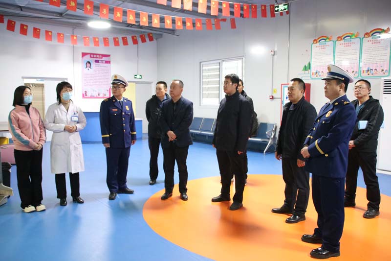 2024年1月31日下午，臨沂高新區(qū)黨工委委員、管委會副主任馬騰飛（右四），應(yīng)急局黨組書記、局長吳蘭廣（左四），消防大隊政治教導(dǎo)員高以磊（左三）一行蒞臨兒童早期發(fā)展部指導(dǎo)工作.jpg