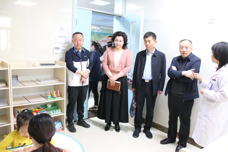 2024年4月23日，省紀委監(jiān)委派駐莒南縣洙邊鎮(zhèn)第一書記、省紀委監(jiān)委駐省工業(yè)和信息化廳紀檢監(jiān)察組副組長、一級調(diào)研員孫寬亮（右三），莒南縣洙邊鎮(zhèn)衛(wèi)生院院長羅永桂（右二）等一行蒞臨兒童早期發(fā)展部參觀指導工作.jpg