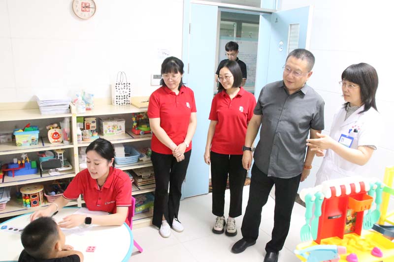2024年6月14日，山東省衛(wèi)生經(jīng)濟(jì)協(xié)會(huì)會(huì)長(zhǎng)，山東省醫(yī)學(xué)會(huì)副會(huì)長(zhǎng)，山東省衛(wèi)生健康委員會(huì)二級(jí)巡視員、醫(yī)療管理服務(wù)中心原黨委書(shū)記、主任王愛(ài)杰（右二）蒞臨兒童早期發(fā)展部參觀指導(dǎo)工作.jpg