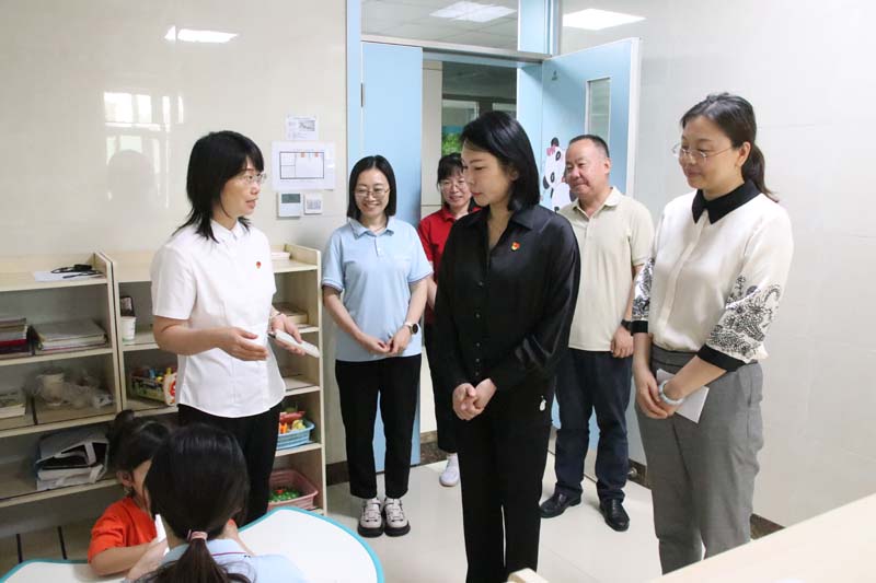 2024年6月26日，高新區(qū)黨工委副書(shū)記、管委會(huì)副主任劉春晨（前中）在院長(zhǎng)丁育紅的陪同下蒞臨兒童早期發(fā)展部參觀指導(dǎo)工作.jpg